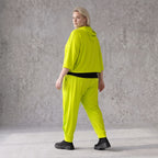 Karottenhose in Limettengrün aus elastischem Travellerstoff mit Tüll und Schnürdetails