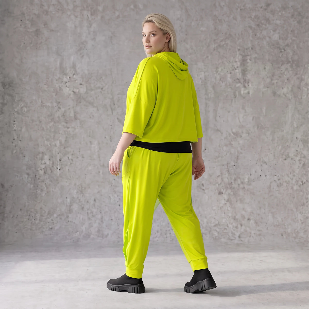 Karottenhose in Limettengrün aus elastischem Travellerstoff mit Tüll und Schnürdetails