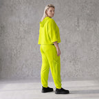 Karottenhose in Limettengrün aus elastischem Travellerstoff mit Tüll und Schnürdetails