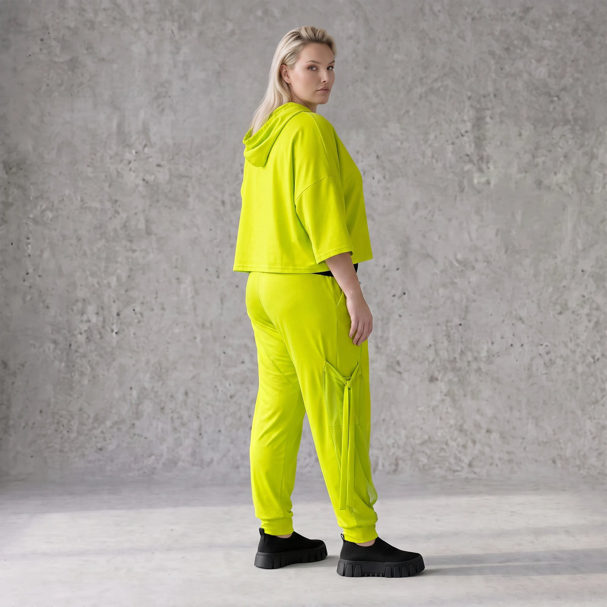 Karottenhose in Limettengrün aus elastischem Travellerstoff mit Tüll und Schnürdetails