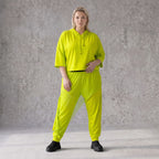Karottenhose in Limettengrün aus elastischem Travellerstoff mit Tüll und Schnürdetails
