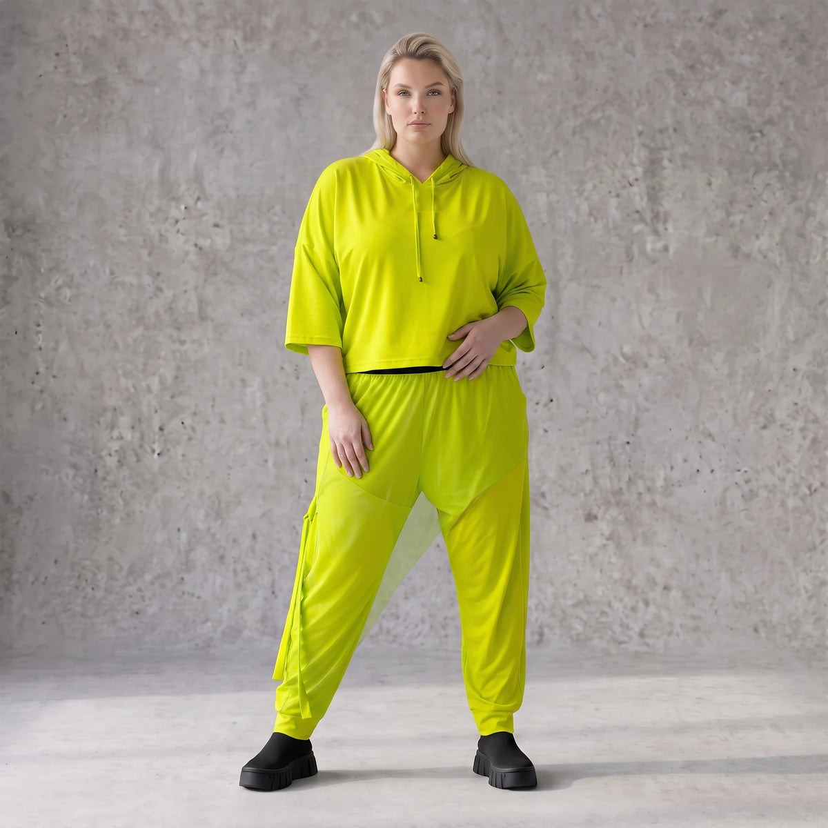 Karottenhose in Limettengrün aus elastischem Travellerstoff mit Tüll und Schnürdetails