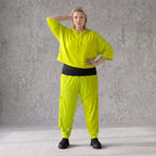 Karottenhose in Limettengrün aus elastischem Travellerstoff mit Tüll und Schnürdetails
