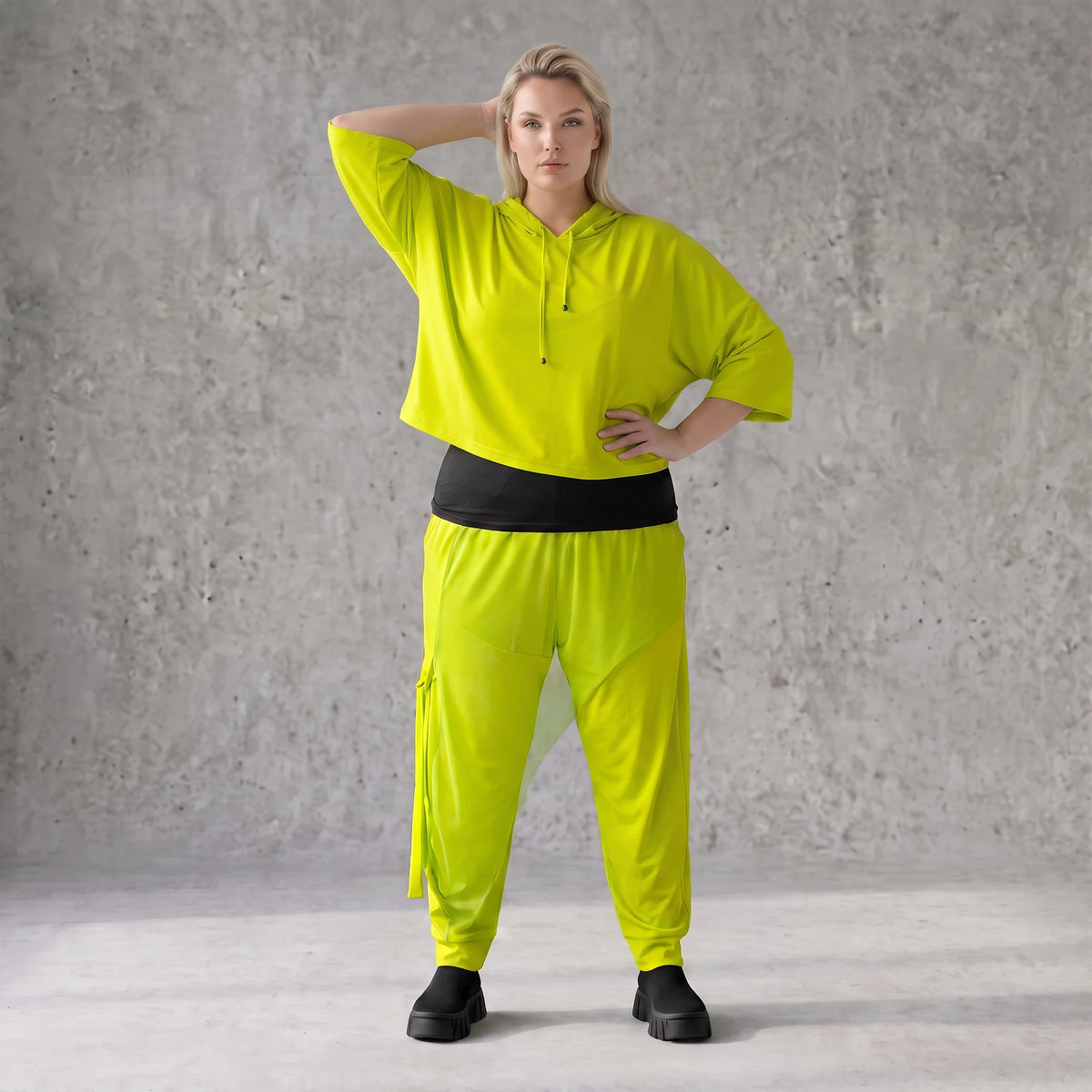 Karottenhose in Limettengrün aus elastischem Travellerstoff mit Tüll und Schnürdetails