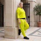 Karottenhose in Limettengrün aus elastischem Travellerstoff mit Tüll und Schnürdetails