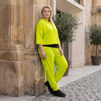 Karottenhose in Limettengrün aus elastischem Travellerstoff mit Tüll und Schnürdetails