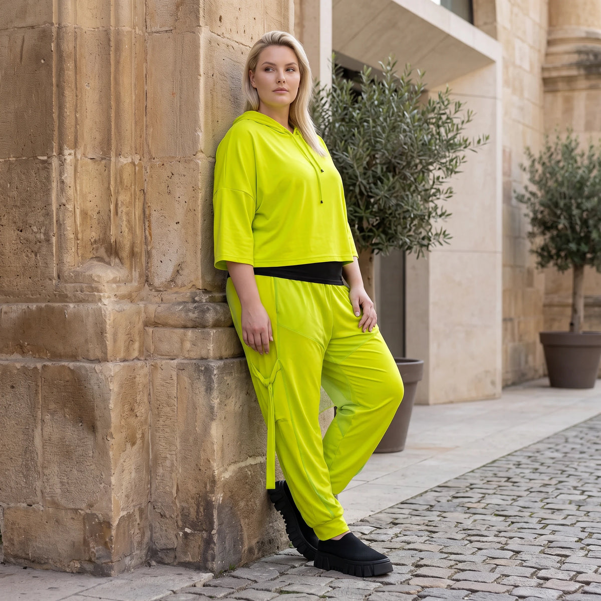 Karottenhose in Limettengrün aus elastischem Travellerstoff mit Tüll und Schnürdetails