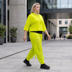 Karottenhose in Limettengrün aus elastischem Travellerstoff mit Tüll und Schnürdetails