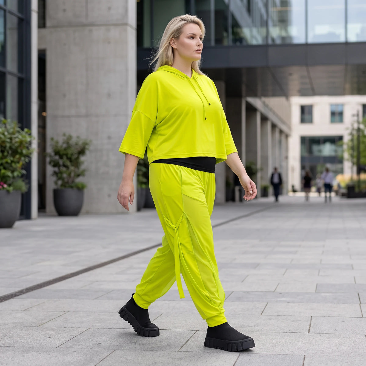 Karottenhose in Limettengrün aus elastischem Travellerstoff mit Tüll und Schnürdetails