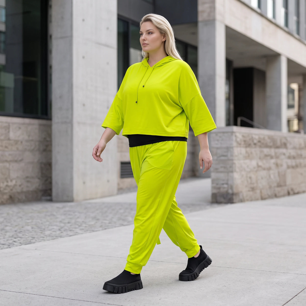 Karottenhose in Limettengrün aus elastischem Travellerstoff mit Tüll und Schnürdetails