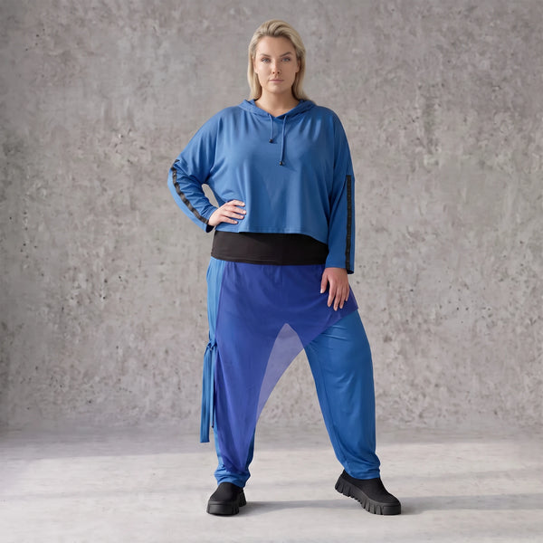 Karottenhose in Royalblau aus Travellerstoff mit Stretch Tülldetails Schnürung Taschen