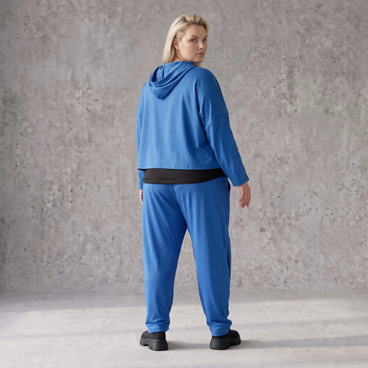 Karottenhose in Royalblau aus Travellerstoff mit Stretch Tülldetails Schnürung Taschen