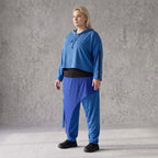 Karottenhose in Royalblau aus Travellerstoff mit Stretch Tülldetails Schnürung Taschen