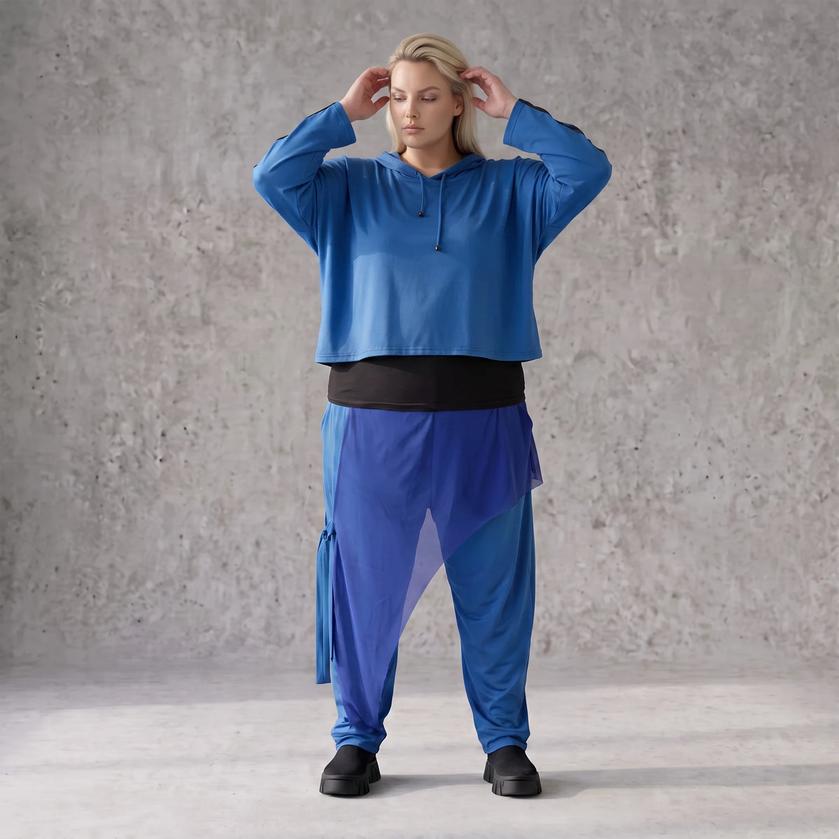 Karottenhose in Royalblau aus Travellerstoff mit Stretch Tülldetails Schnürung Taschen
