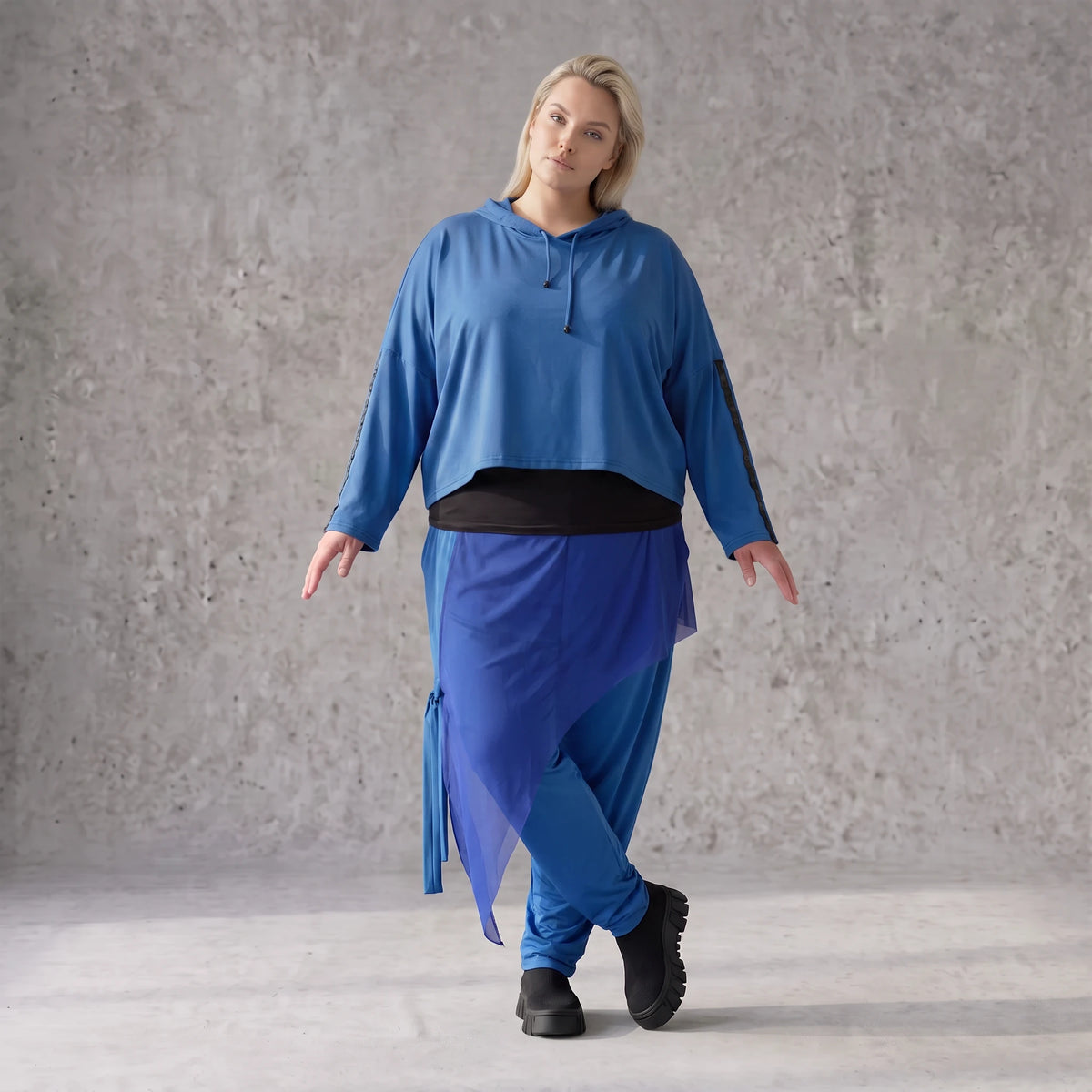 Karottenhose in Royalblau aus Travellerstoff mit Stretch Tülldetails Schnürung Taschen