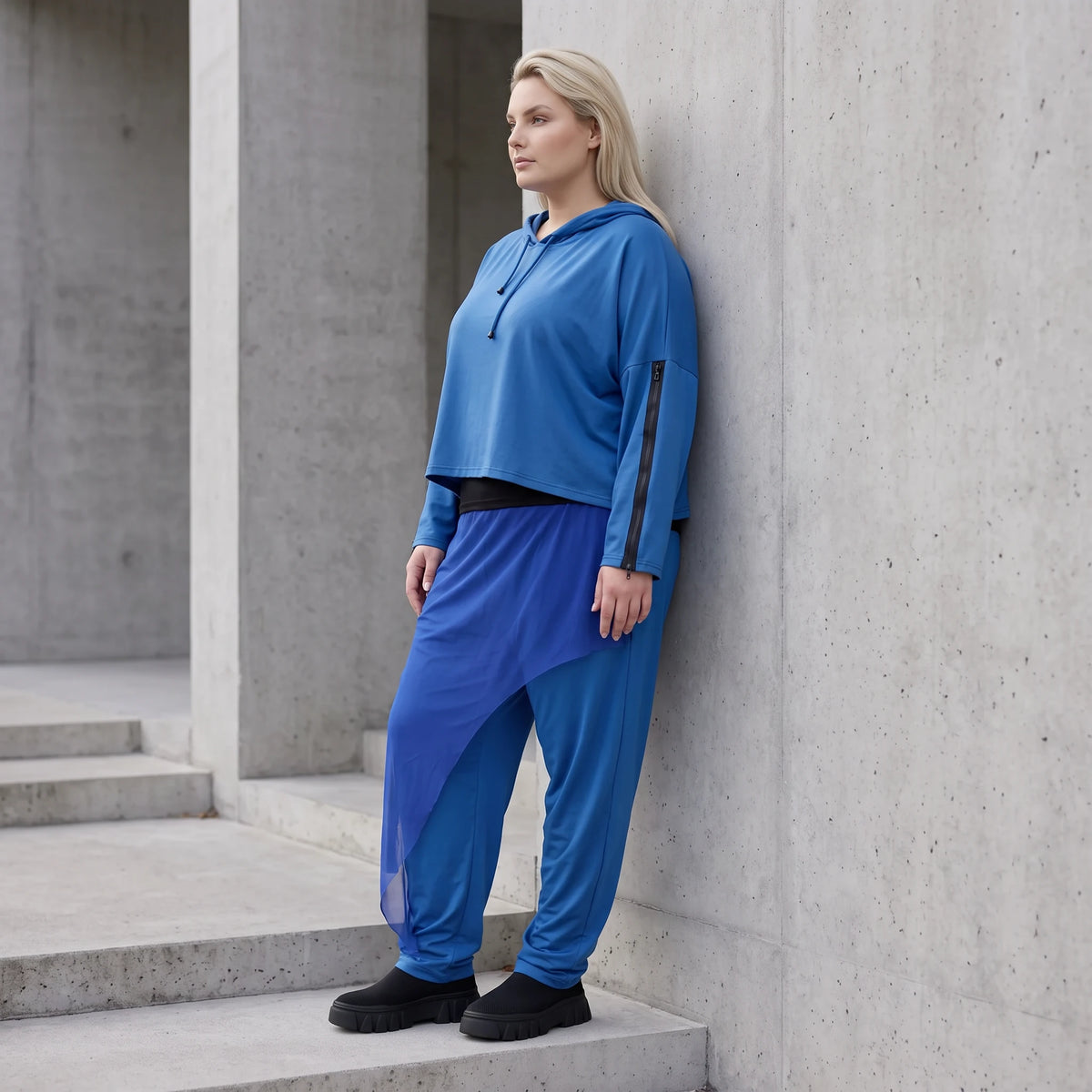 Karottenhose in Royalblau aus Travellerstoff mit Stretch Tülldetails Schnürung Taschen
