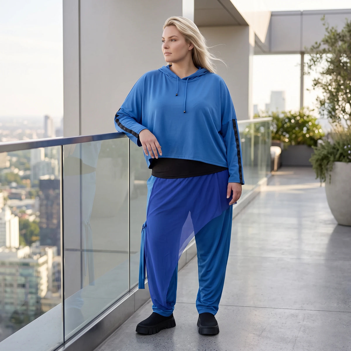 Karottenhose in Royalblau aus Travellerstoff mit Stretch Tülldetails Schnürung Taschen