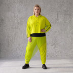 Kapuzenpulli in Limettengrün aus weichem Travellerstoff mit Taschen und Ösenbändern vorn