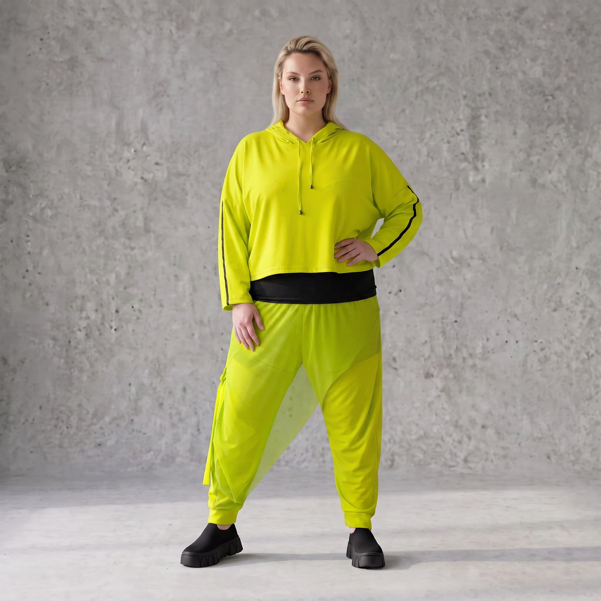 Kapuzenpulli in Limettengrün aus weichem Travellerstoff mit Taschen und Ösenbändern vorn