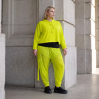 Kapuzenpulli in Limettengrün aus weichem Travellerstoff mit Taschen und Ösenbändern vorn