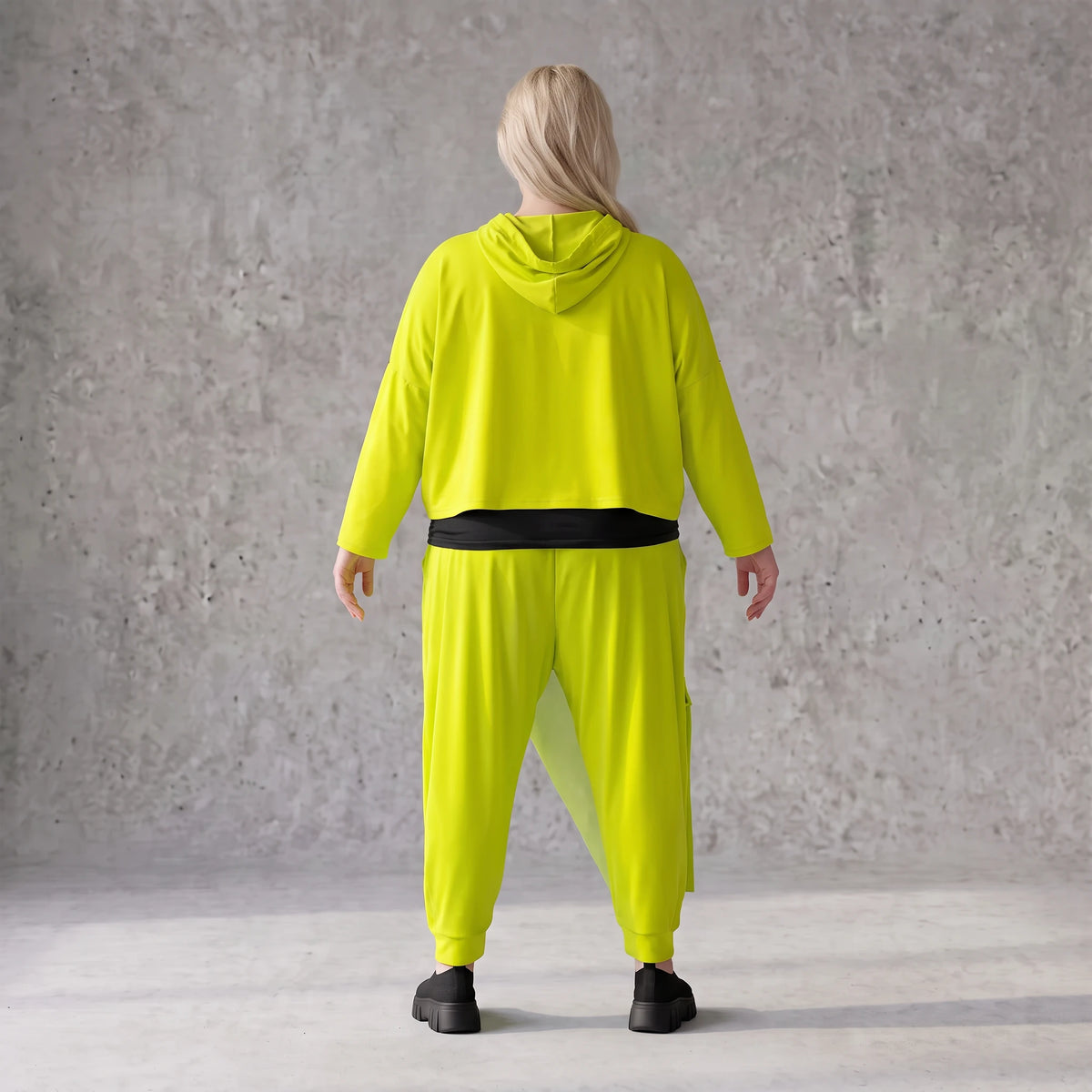Kapuzenpulli in Limettengrün aus weichem Travellerstoff mit Taschen und Ösenbändern vorn