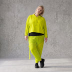 Kapuzenpulli in Limettengrün aus weichem Travellerstoff mit Taschen und Ösenbändern vorn