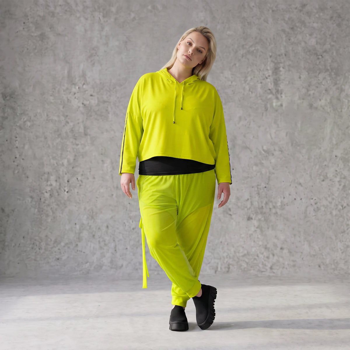 Kapuzenpulli in Limettengrün aus weichem Travellerstoff mit Taschen und Ösenbändern vorn