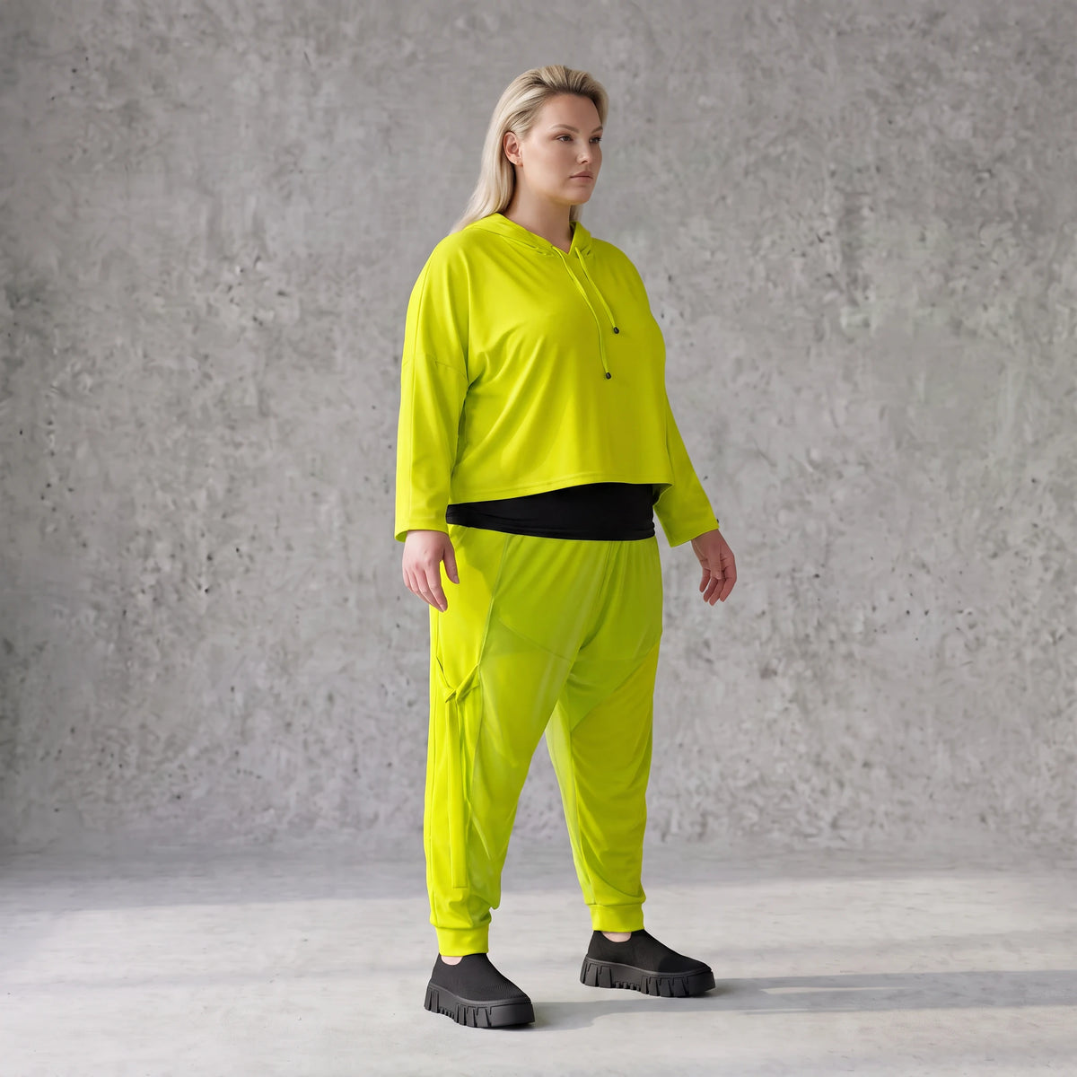 Kapuzenpulli in Limettengrün aus weichem Travellerstoff mit Taschen und Ösenbändern vorn