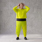 Kapuzenpulli in Limettengrün aus weichem Travellerstoff mit Taschen und Ösenbändern vorn