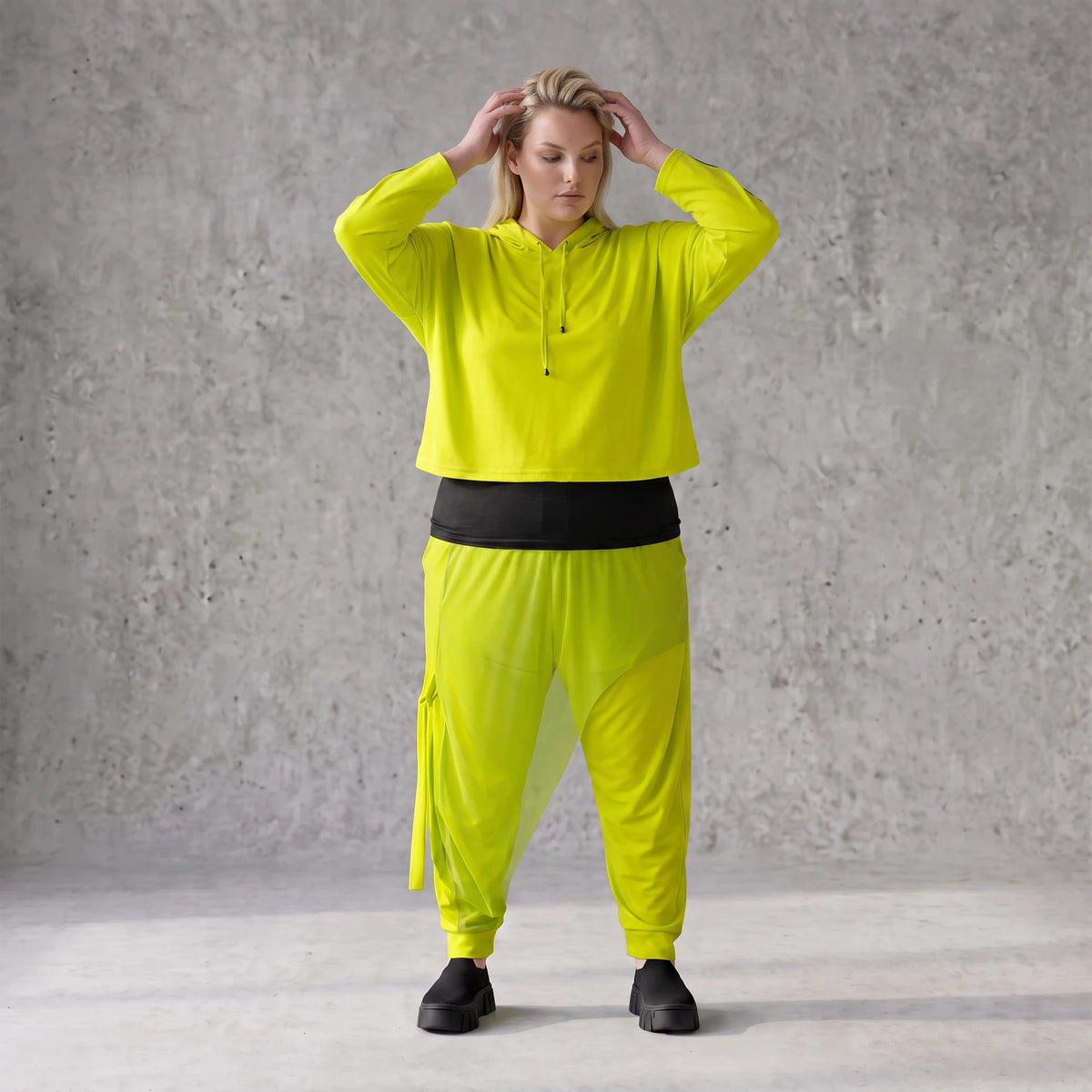 Kapuzenpulli in Limettengrün aus weichem Travellerstoff mit Taschen und Ösenbändern vorn