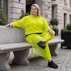 Kapuzenpulli in Limettengrün aus weichem Travellerstoff mit Taschen und Ösenbändern vorn