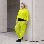 Kapuzenpulli in Limettengrün aus weichem Travellerstoff mit Taschen und Ösenbändern vorn