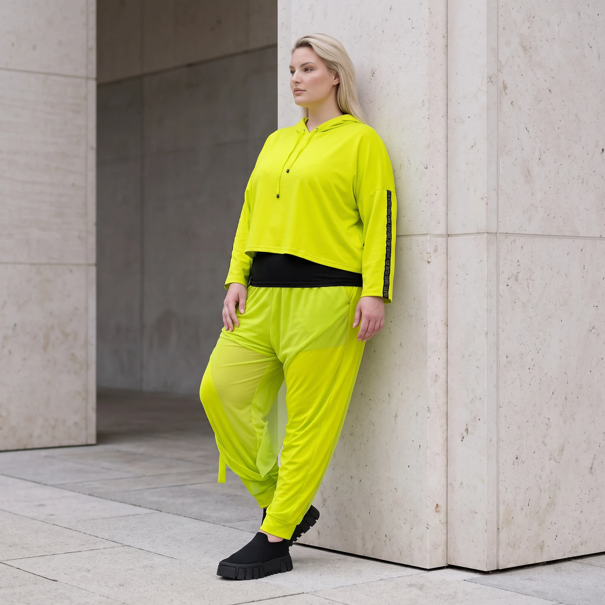Kapuzenpulli in Limettengrün aus weichem Travellerstoff mit Taschen und Ösenbändern vorn