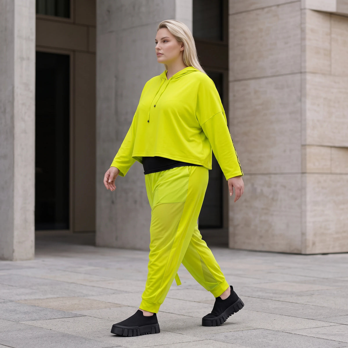 Kapuzenpulli in Limettengrün aus weichem Travellerstoff mit Taschen und Ösenbändern vorn