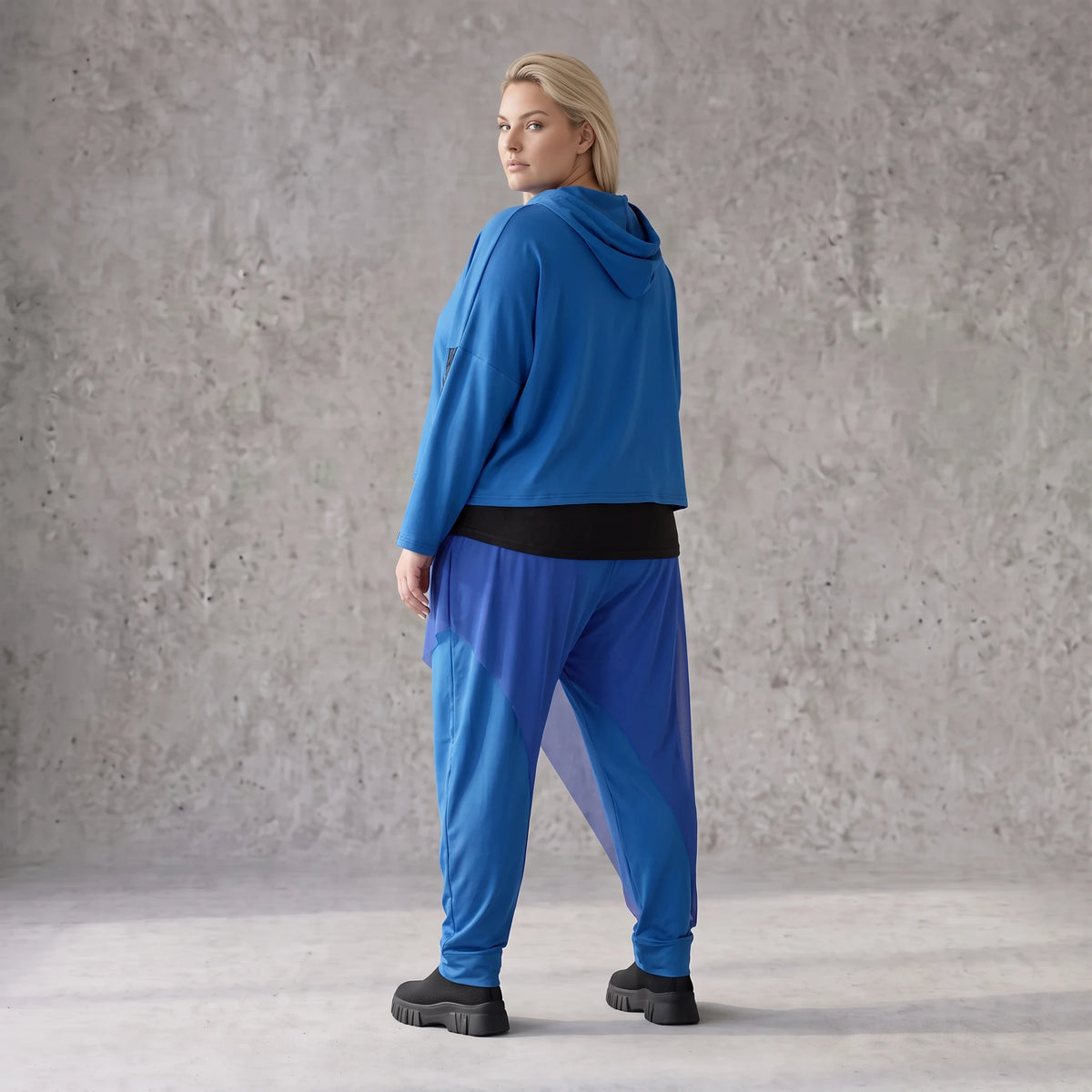Royalblauer Hoody aus leichtem Travellergewebe mit Elasthan in kastiger lockerer Passform