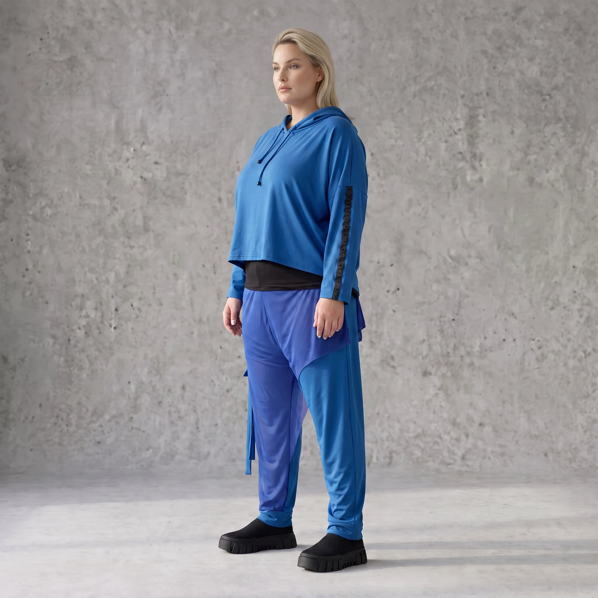 Royalblauer Hoody aus leichtem Travellergewebe mit Elasthan in kastiger lockerer Passform