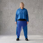 Royalblauer Hoody aus leichtem Travellergewebe mit Elasthan in kastiger lockerer Passform