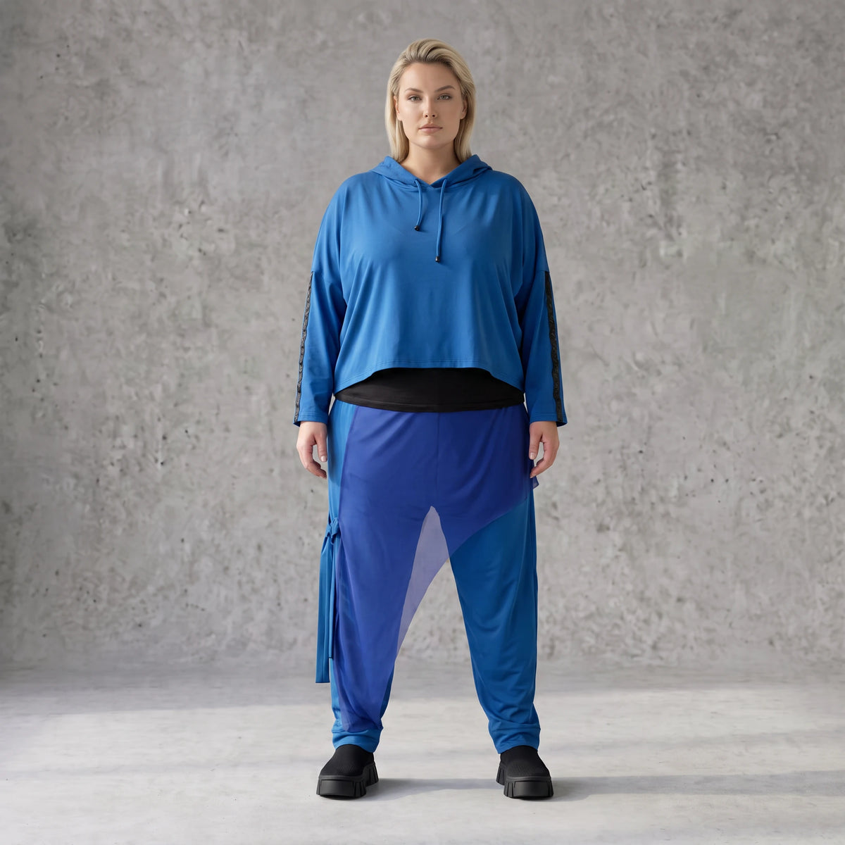 Royalblauer Hoody aus leichtem Travellergewebe mit Elasthan in kastiger lockerer Passform
