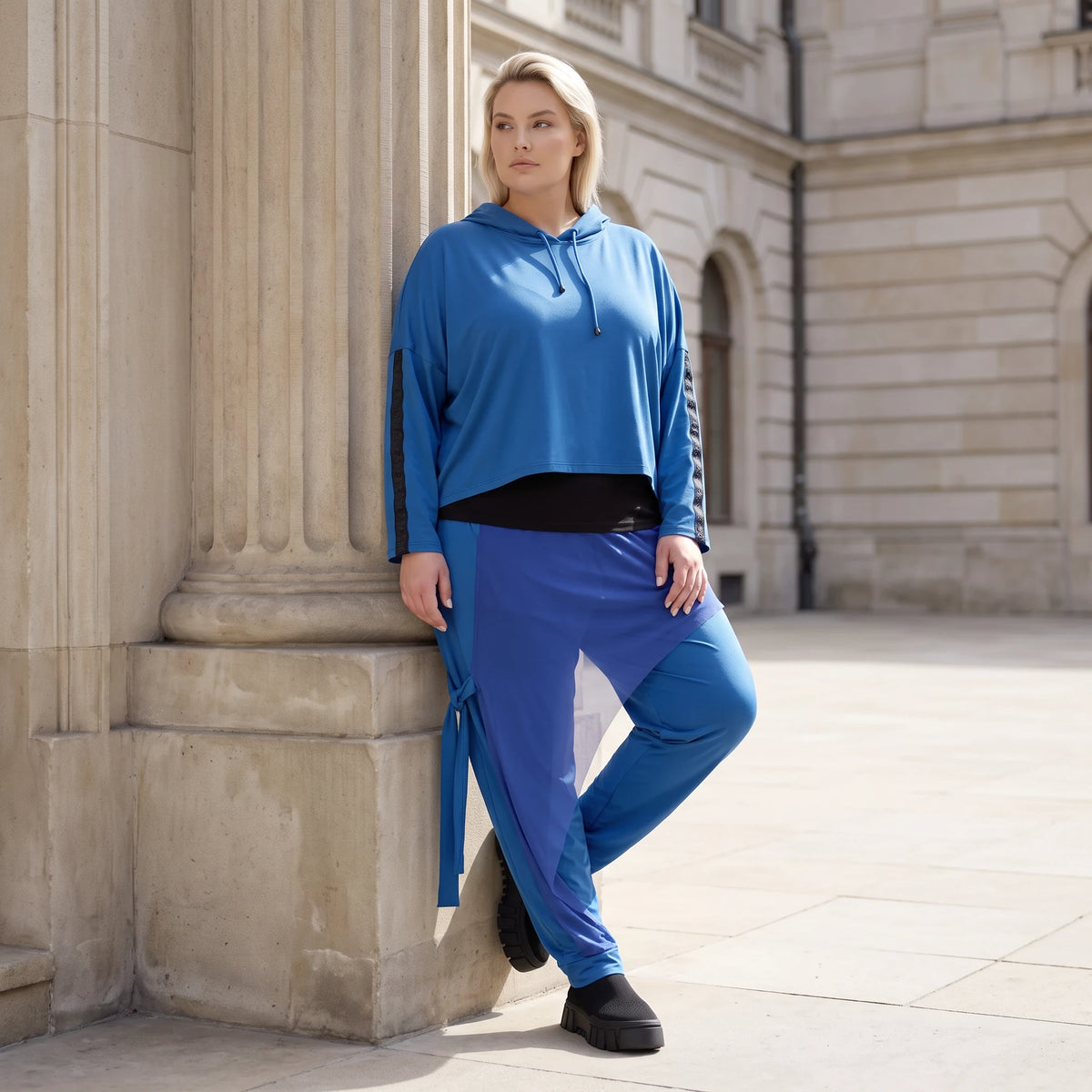 Royalblauer Hoody aus leichtem Travellergewebe mit Elasthan in kastiger lockerer Passform