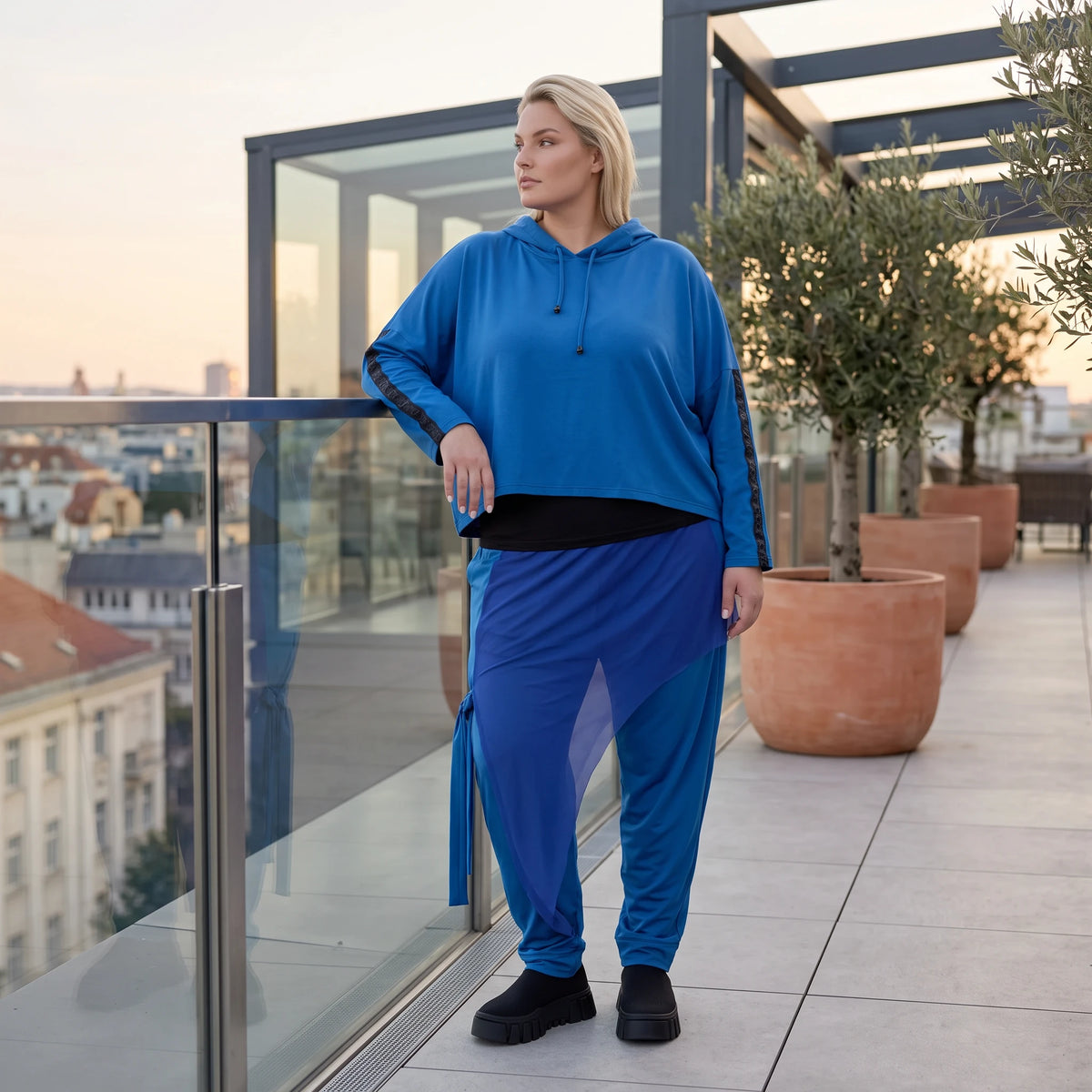 Royalblauer Hoody aus leichtem Travellergewebe mit Elasthan in kastiger lockerer Passform