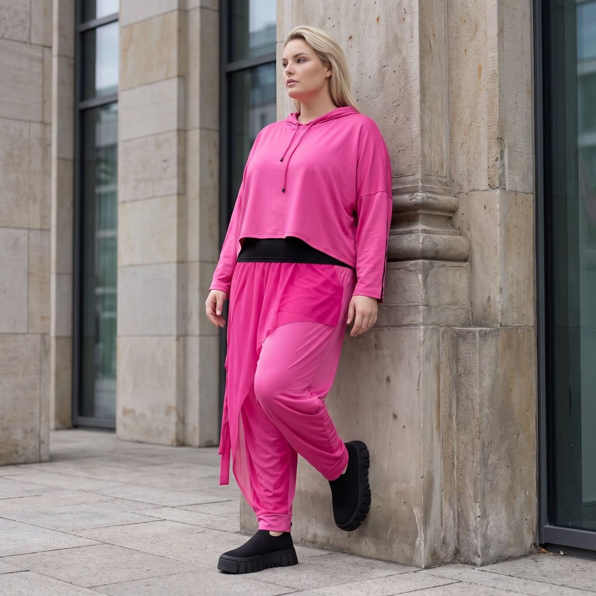Fuchsia Hoody aus Travellersweat mit Stretch in kastiger Form und Kapuze mit Tunnelzug