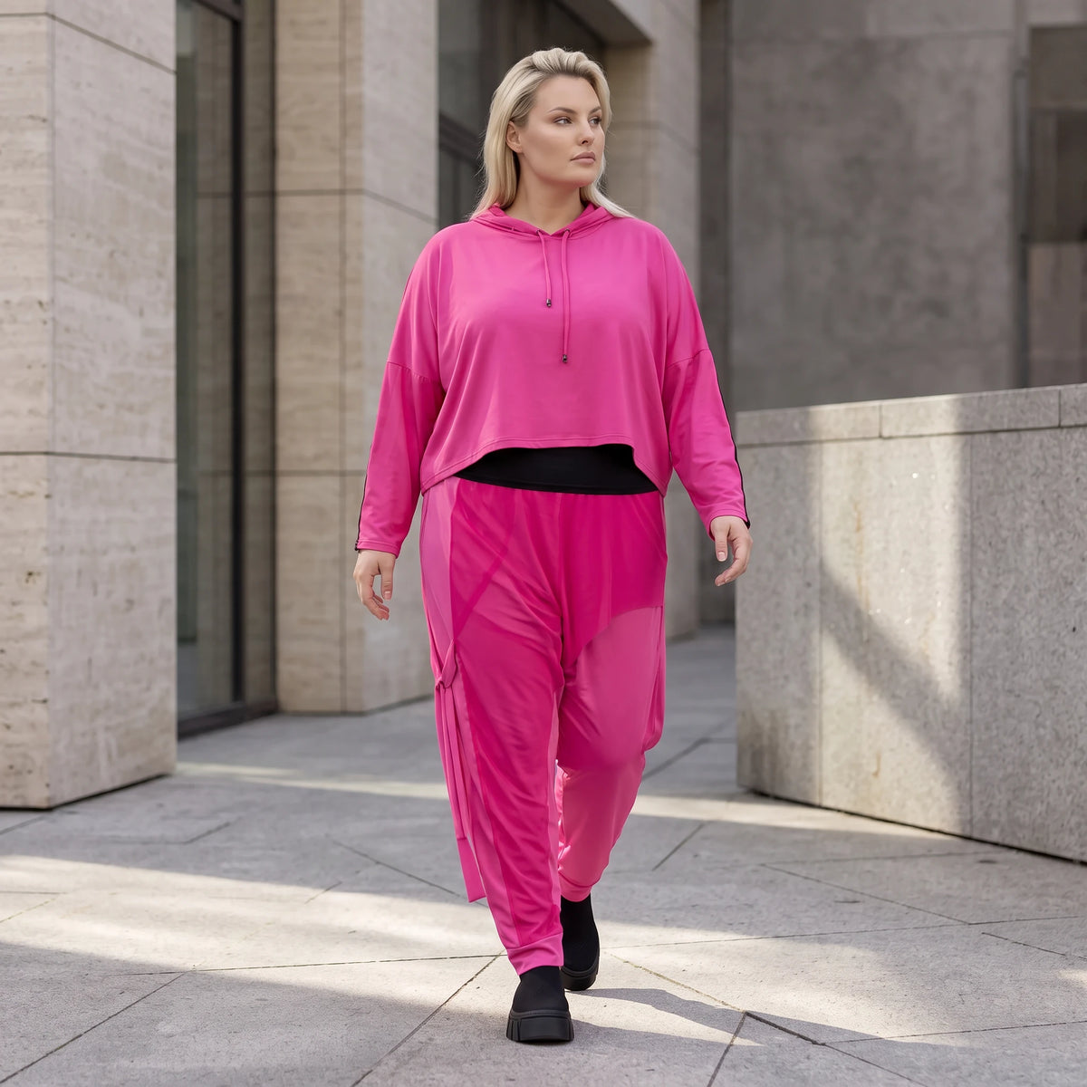 Fuchsia Hoody aus Travellersweat mit Stretch in kastiger Form und Kapuze mit Tunnelzug