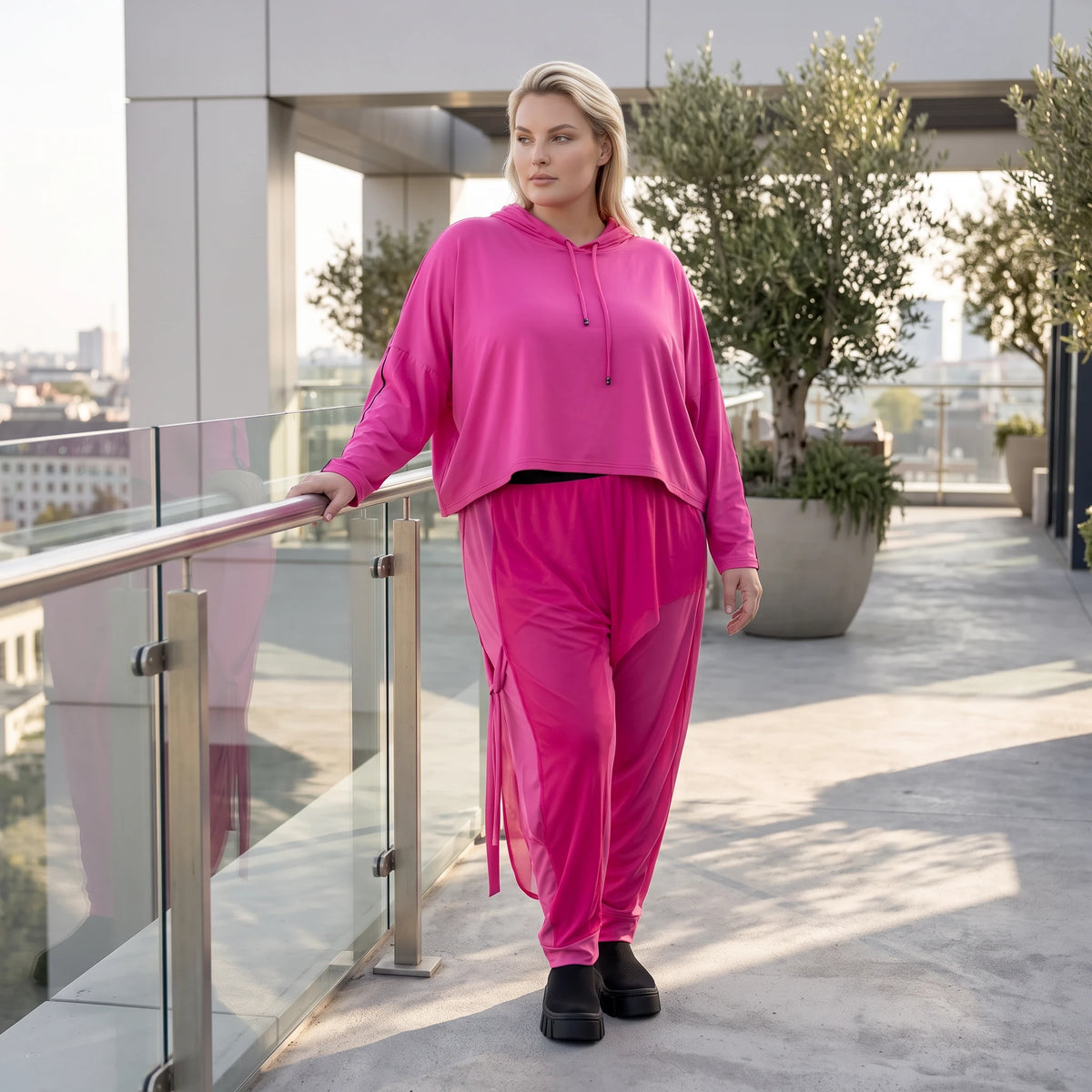 Fuchsia Hoody aus Travellersweat mit Stretch in kastiger Form und Kapuze mit Tunnelzug