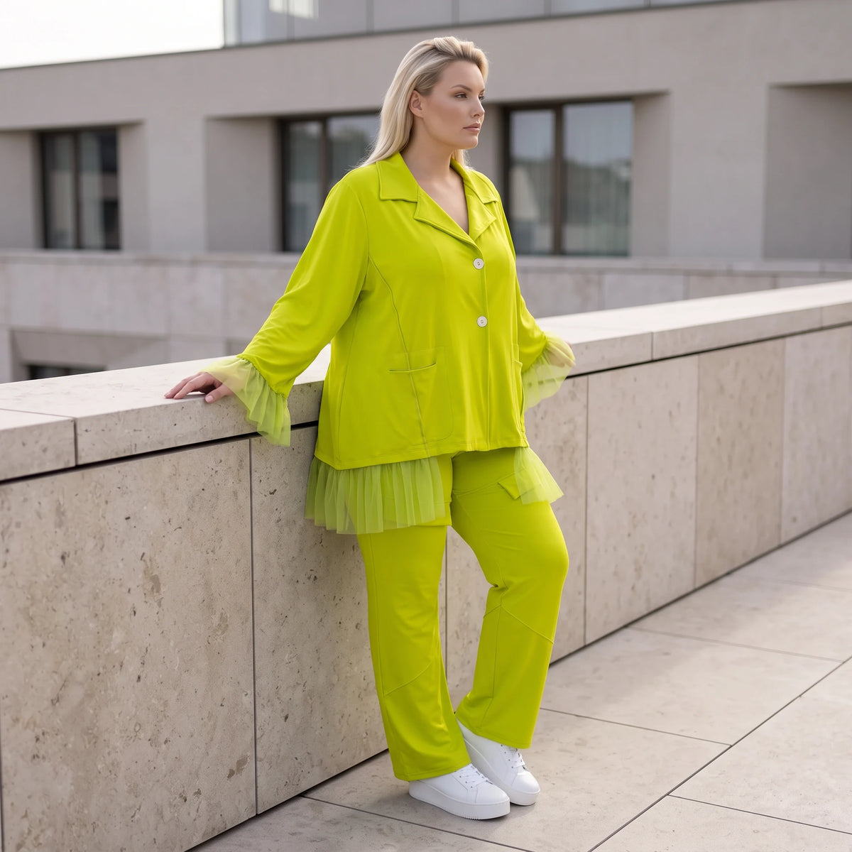 Travellerhose in Limettengrün gerade geschnitten elastisch bügelfrei mit Overlocknaht
