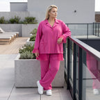Fuchsia Stretchhose aus Travellergewebe mit geradem Bein Zierklappen und Overlocknaht