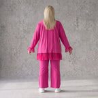Fuchsia Stretchhose aus Travellergewebe mit geradem Bein Zierklappen und Overlocknaht
