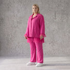 Fuchsia Stretchhose aus Travellergewebe mit geradem Bein Zierklappen und Overlocknaht