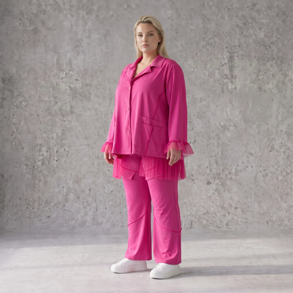 Fuchsia Stretchhose aus Travellergewebe mit geradem Bein Zierklappen und Overlocknaht