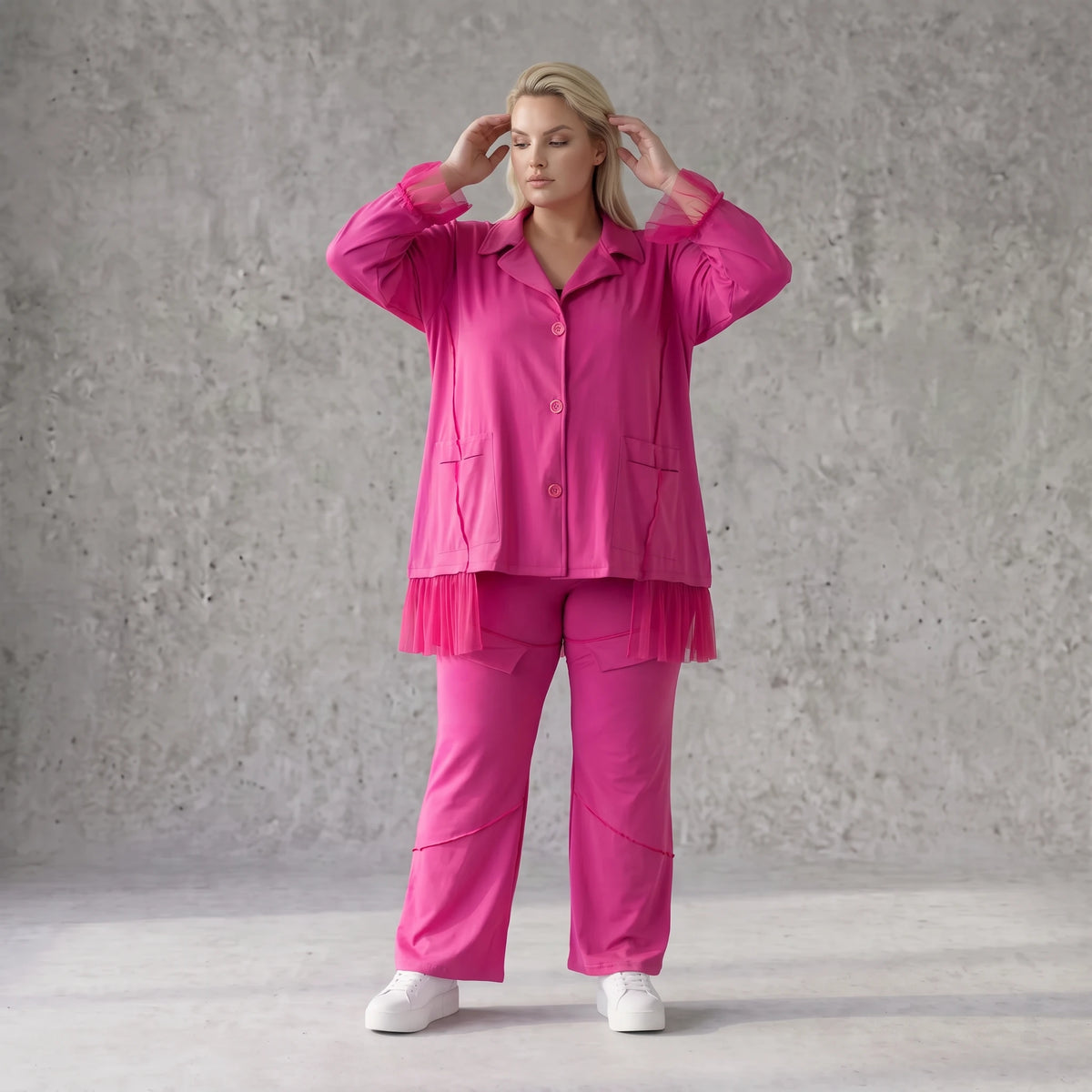 Fuchsia Stretchhose aus Travellergewebe mit geradem Bein Zierklappen und Overlocknaht