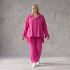 Fuchsia Stretchhose aus Travellergewebe mit geradem Bein Zierklappen und Overlocknaht